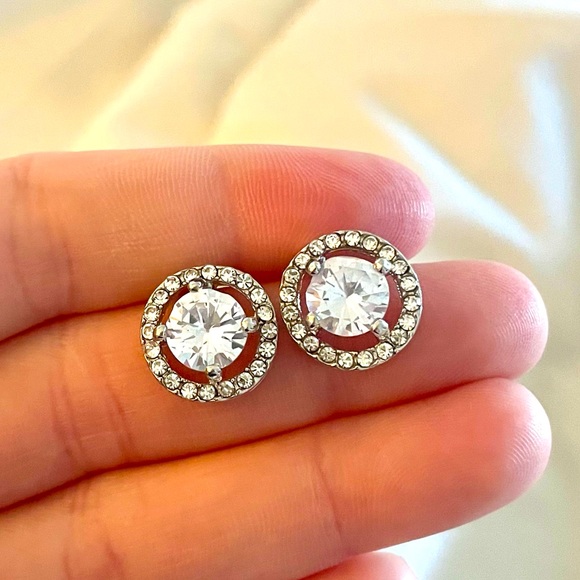 9 Karat Silver Plated Cubic Zirconia Stud Earrings - Picture 2 of 3